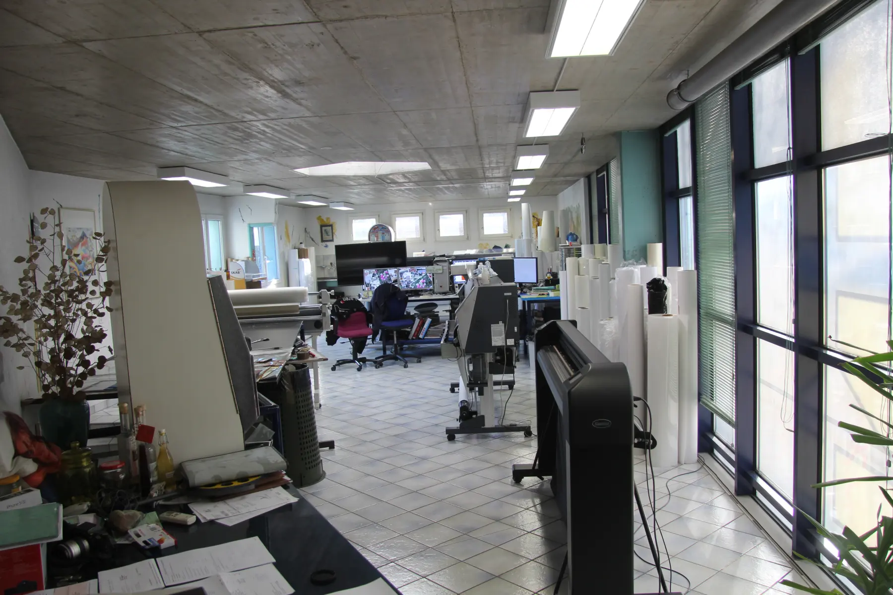 Il laboratorio di Color-Studio a Lamone con i plotter di stampa