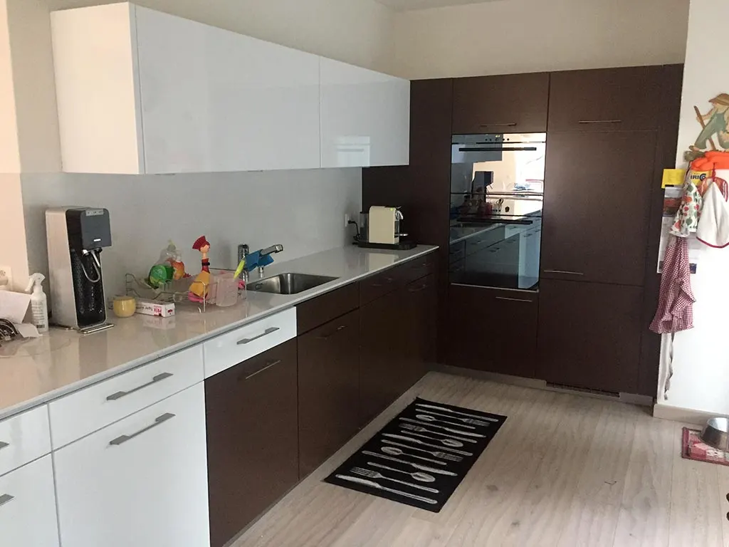 Cucina prima del rivestimento DI-NOC, ante scure