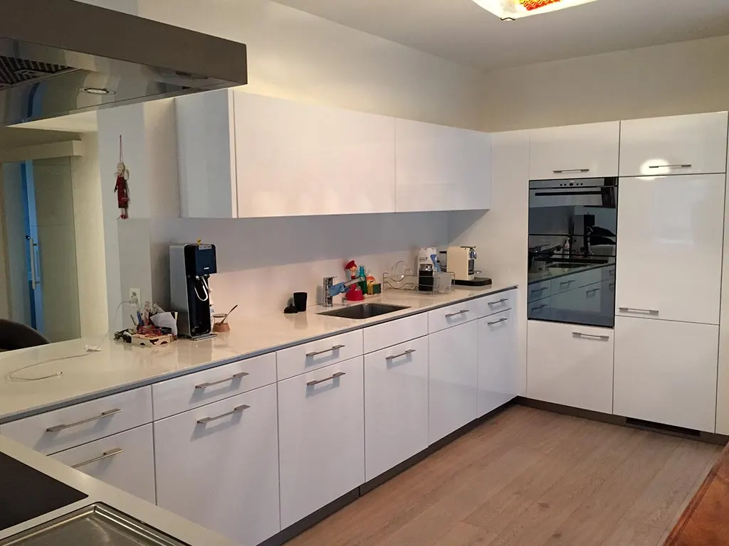 La stessa cucina dopo il rivestimento DI-NOC, ante bianche
