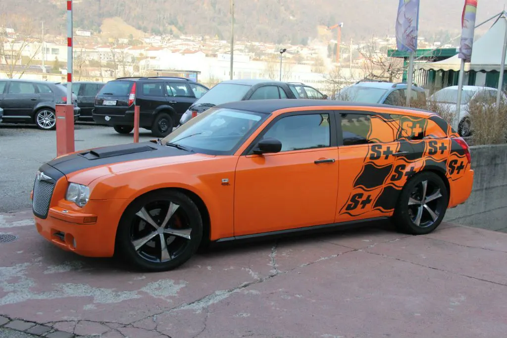 Auto con car wrapping arancione